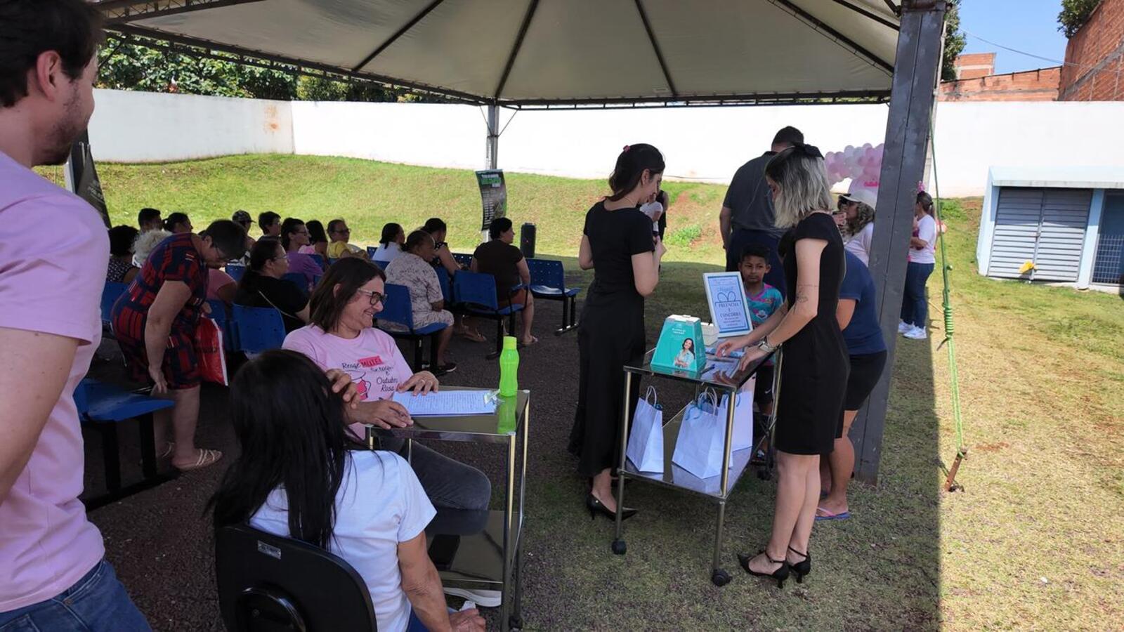 Equipe da UBS coordenou, na tarde desta quarta (15), palestras sobre prevenção aos cânceres de mama e de colo do útero, ações recreativas e sorteio de brindes