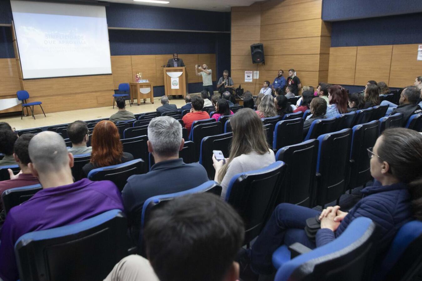 O curso realizado no Auditório Acary Oliveira, na última sexta-feira (3), foi ministrado pelo ouvidor-geral e pela assessora executiva da Presidência no TCE-PR