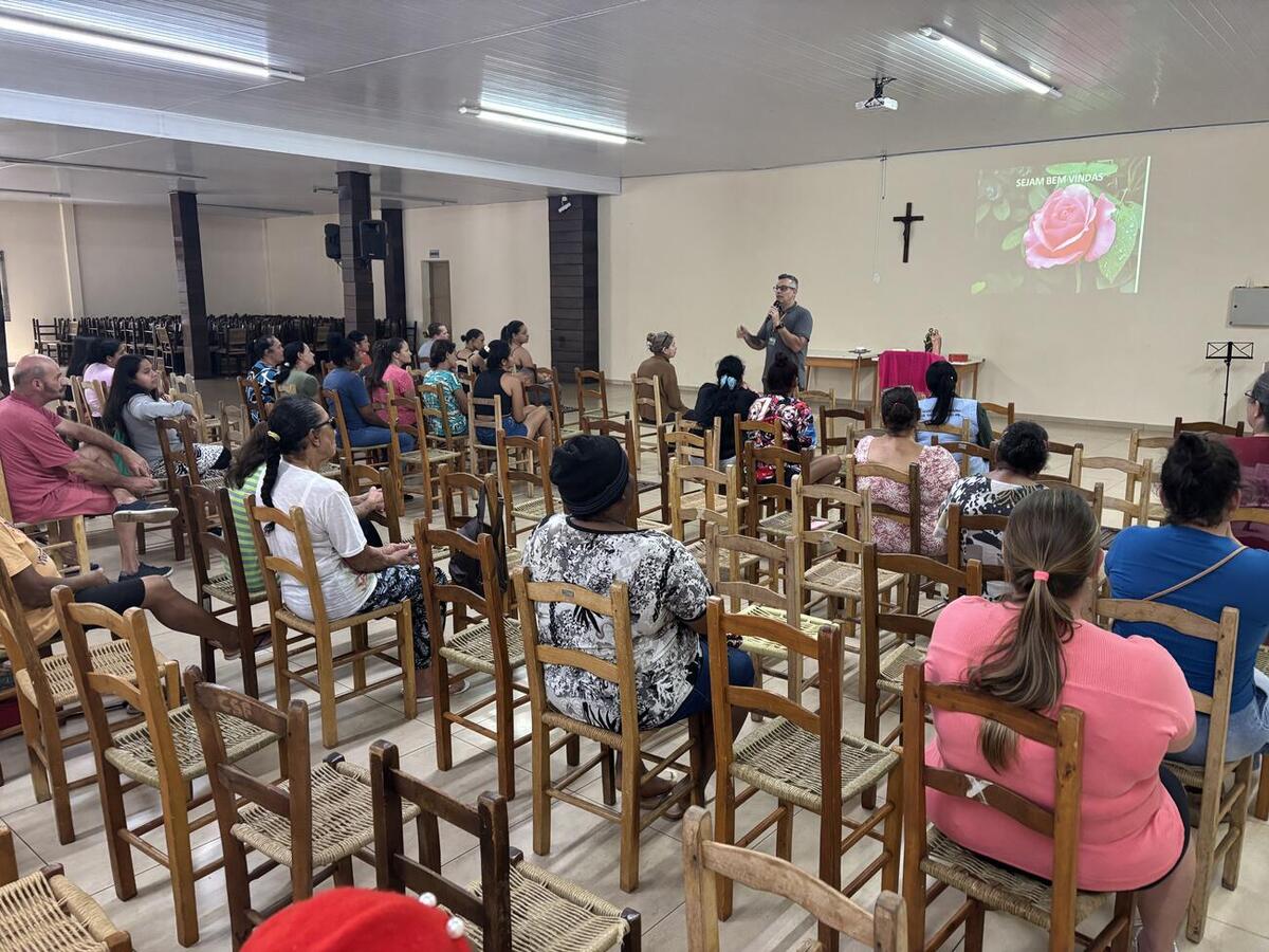 Parceria levou orientação sobre saúde da mulher e prevenção de doenças às participantes do encontro mensal da Pastoral do Auxílio Fraterno
