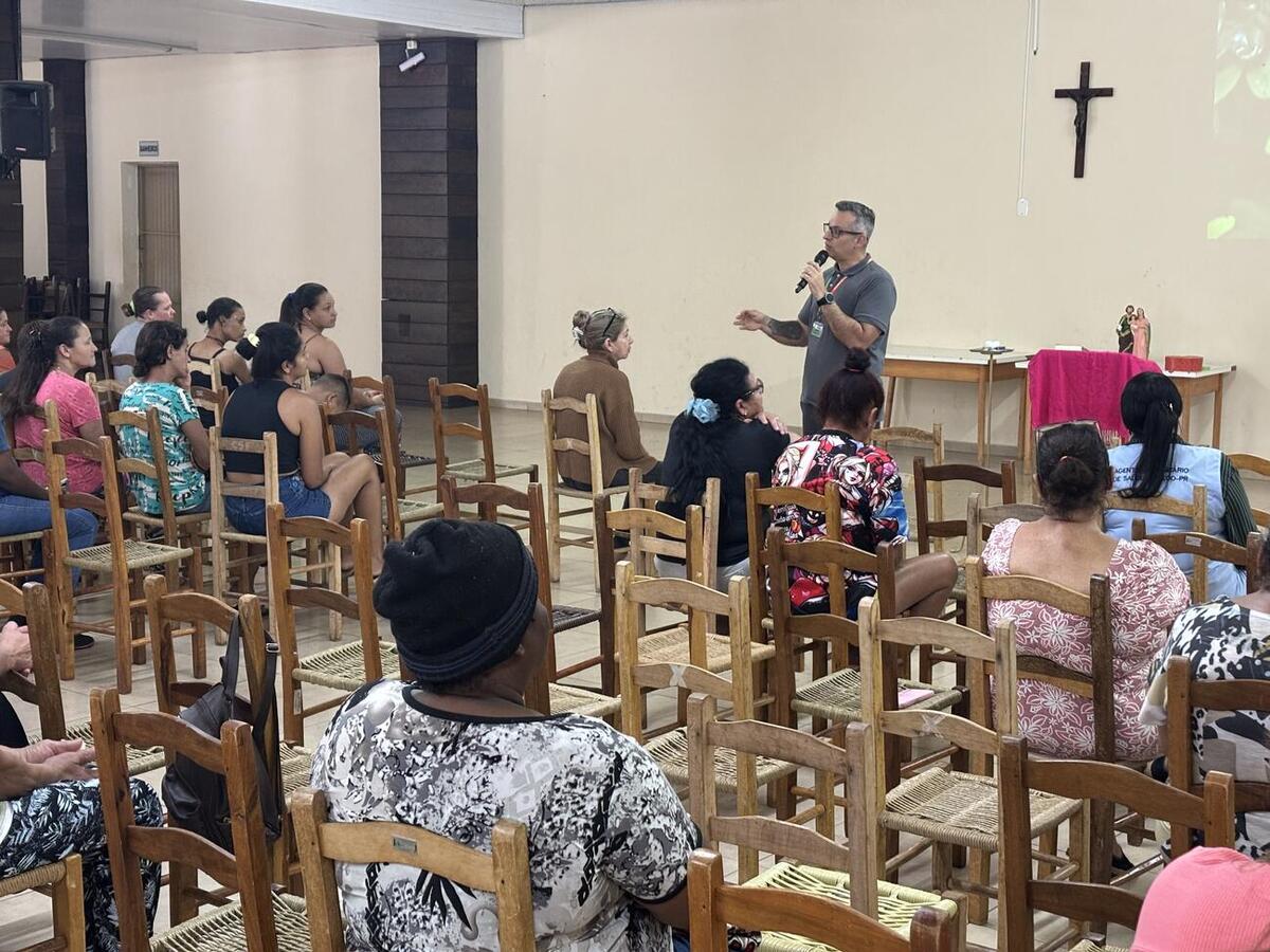 Parceria levou orientação sobre saúde da mulher e prevenção de doenças às participantes do encontro mensal da Pastoral do Auxílio Fraterno