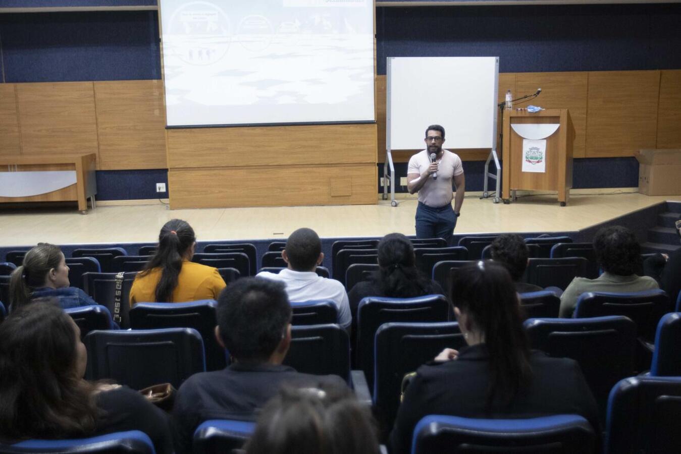 Nesta sexta-feira (10) a Secretaria da Saúde organizou uma capacitação para todos servidores dos Caps e do Ambulatório de Saúde Mental, a fim de qualificar os profissionais 