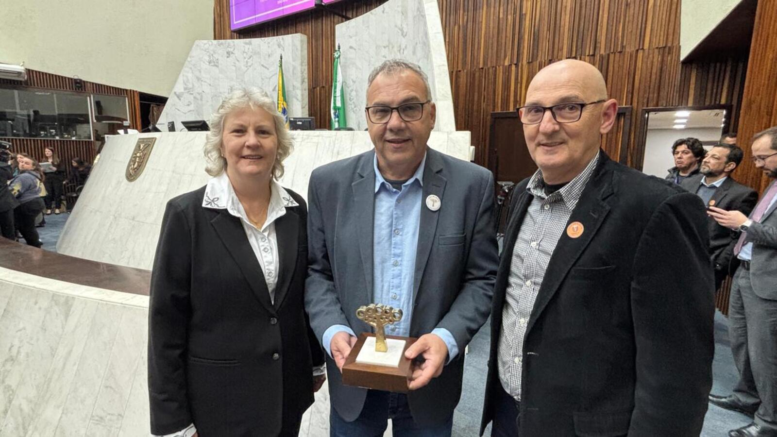 Prefeito Mario Costenaro participou na noite desta terça-feira (21), na Assembleia Legislativa do Paraná, da entrega dos prêmios