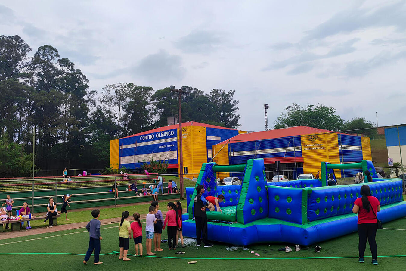 Cama elástica, brinquedos infláveis e ações recreativas oferecidos por programa da Smel estarão, até o dia 31, em vários pontos do município; veja cronograma na matéria