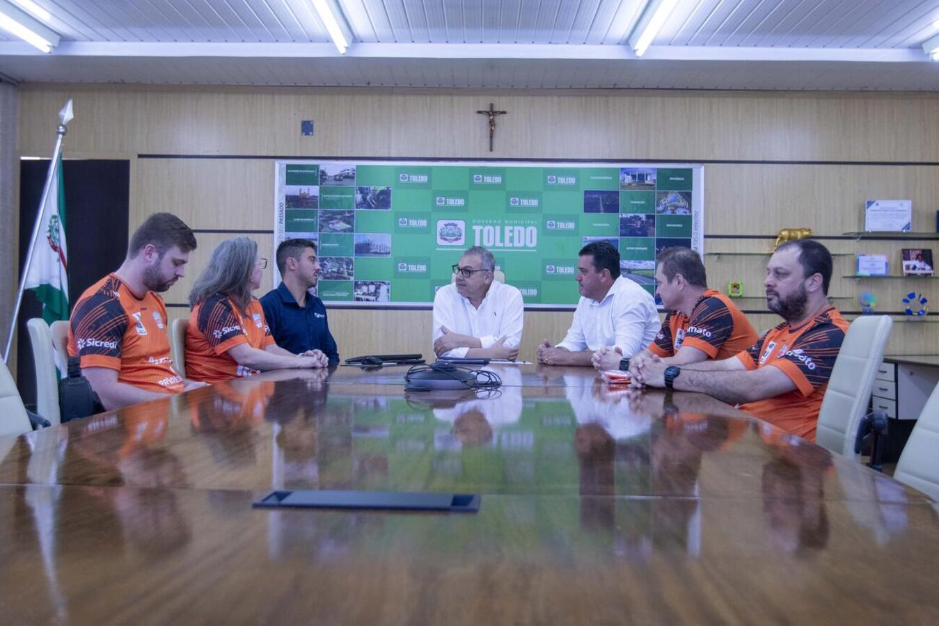 Na manhã desta quinta-feira (2), a Associação de Voleibol de Toledo se encontrou com o prefeito Mario Costenaro, a fim de discutir uma ampliação do Centro Olímpico Arnoldo Bohnen