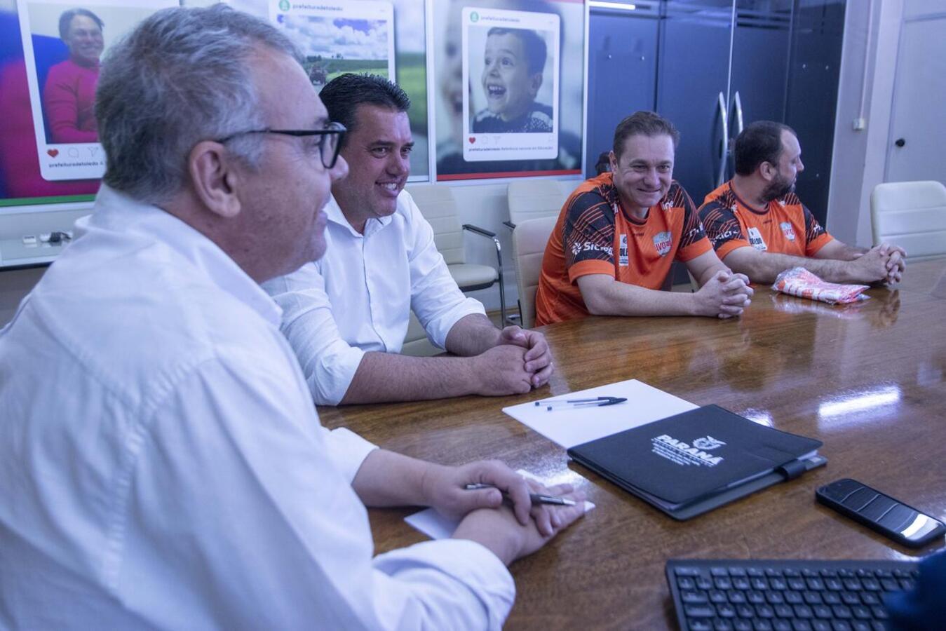 Na manhã desta quinta-feira (2), a Associação de Voleibol de Toledo se encontrou com o prefeito Mario Costenaro, a fim de discutir uma ampliação do Centro Olímpico Arnoldo Bohnen