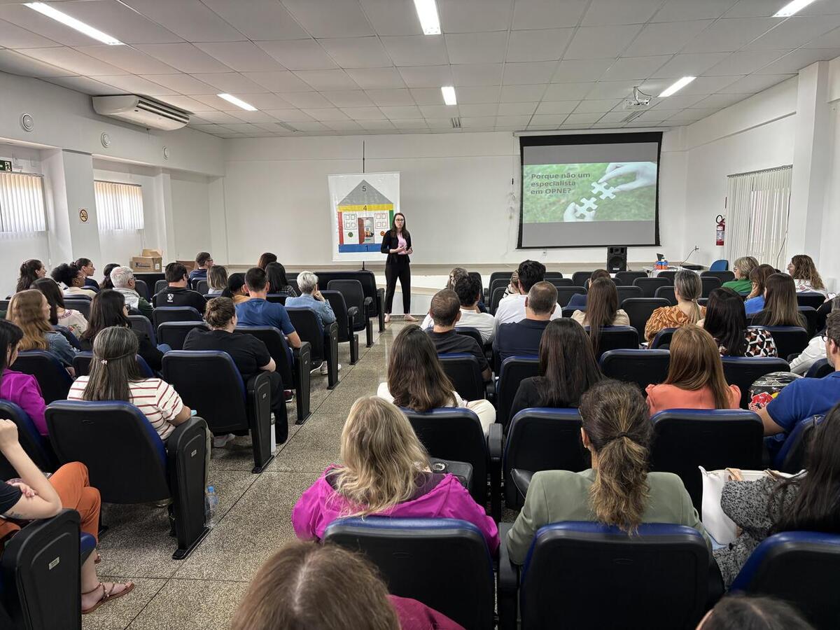 Evento realizado nesta quinta-feira (23), no Ciscopar, reuniu coordenadores e técnicos da 20ª Regional de Saúde para discutir estratégias de cuidado com a população