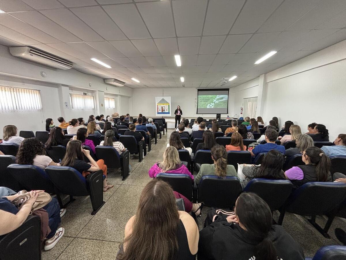 Evento realizado nesta quinta-feira (23), no Ciscopar, reuniu coordenadores e técnicos da 20ª Regional de Saúde para discutir estratégias de cuidado com a população