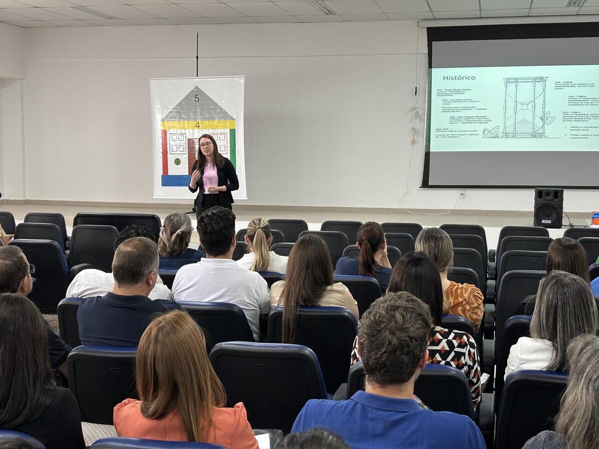 Evento realizado nesta quinta-feira (23), no Ciscopar, reuniu coordenadores e técnicos da 20ª Regional de Saúde para discutir estratégias de cuidado com a população