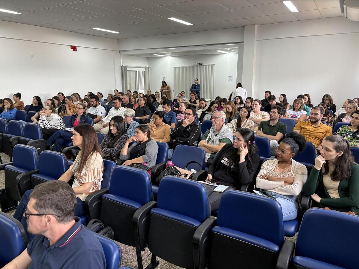 Evento realizado nesta quinta-feira (23), no Ciscopar, reuniu coordenadores e técnicos da 20ª Regional de Saúde para discutir estratégias de cuidado com a população