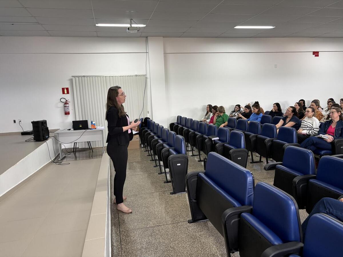 Evento realizado nesta quinta-feira (23), no Ciscopar, reuniu coordenadores e técnicos da 20ª Regional de Saúde para discutir estratégias de cuidado com a população