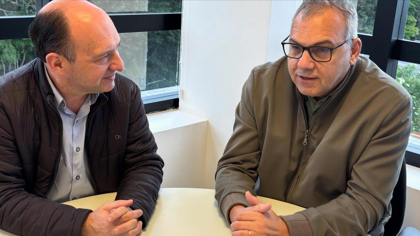 Prefeito Mario Costenaro se reuniu com técnicos da Secretaria de Estado das Cidades (Secid) para verificar o andamento de vários projetos (Crédito: Márcio Pimentel)