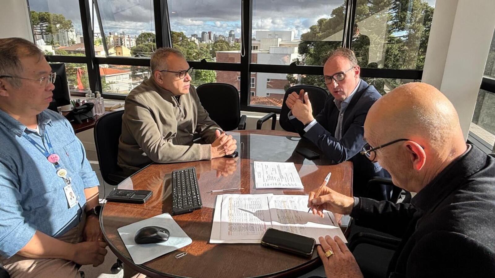 Prefeito Mario Costenaro se reuniu com técnicos da Secretaria de Estado das Cidades (Secid) para verificar o andamento de vários projetos (Crédito: Márcio Pimentel)