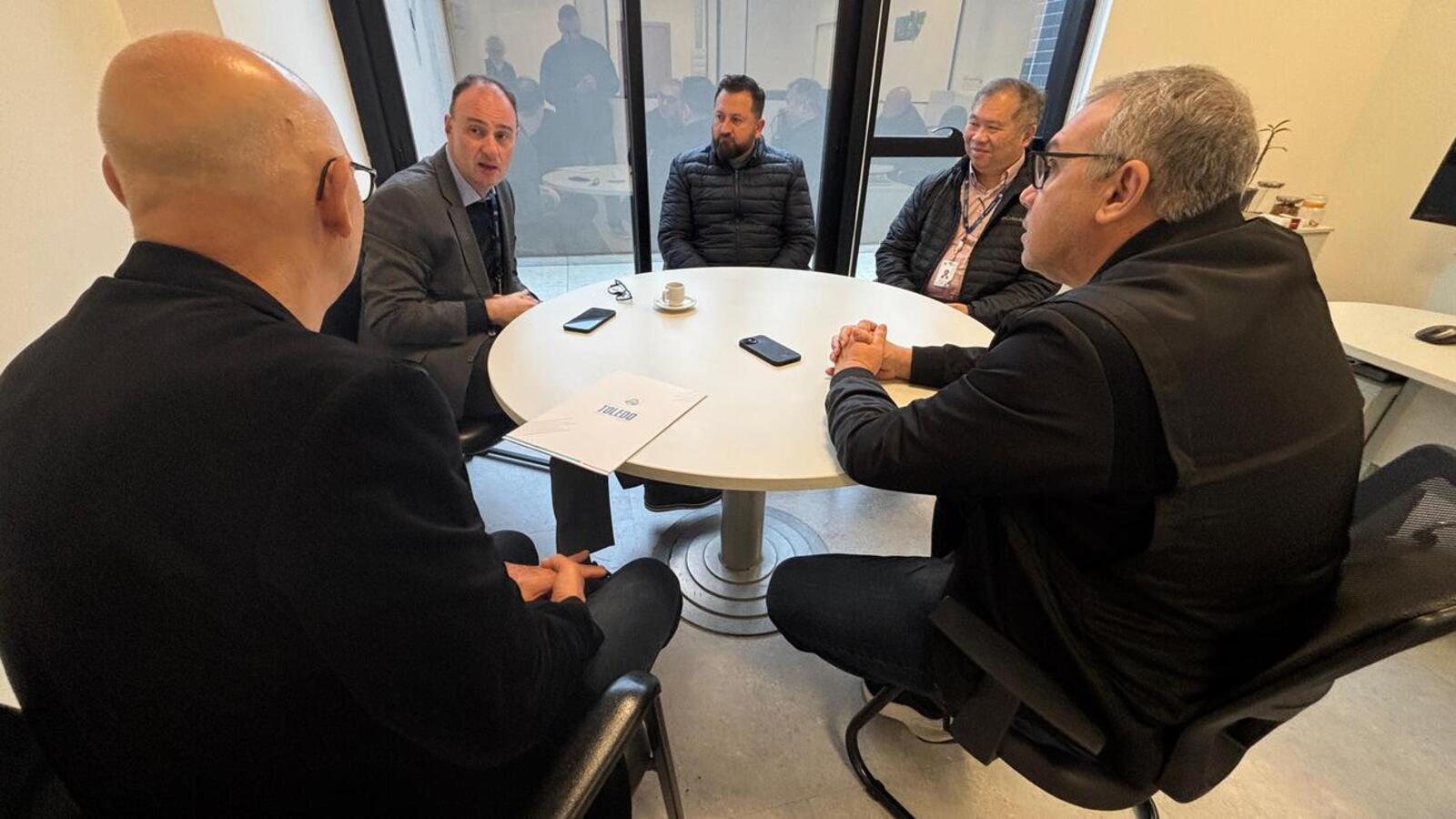 Prefeito Mario Costenaro fechou a agenda em Curitiba com uma reunião com os técnicos do Paraná Cidade, na Secretaria de Estado das Cidades (Crédito: Márcio Pimentel/Secom)