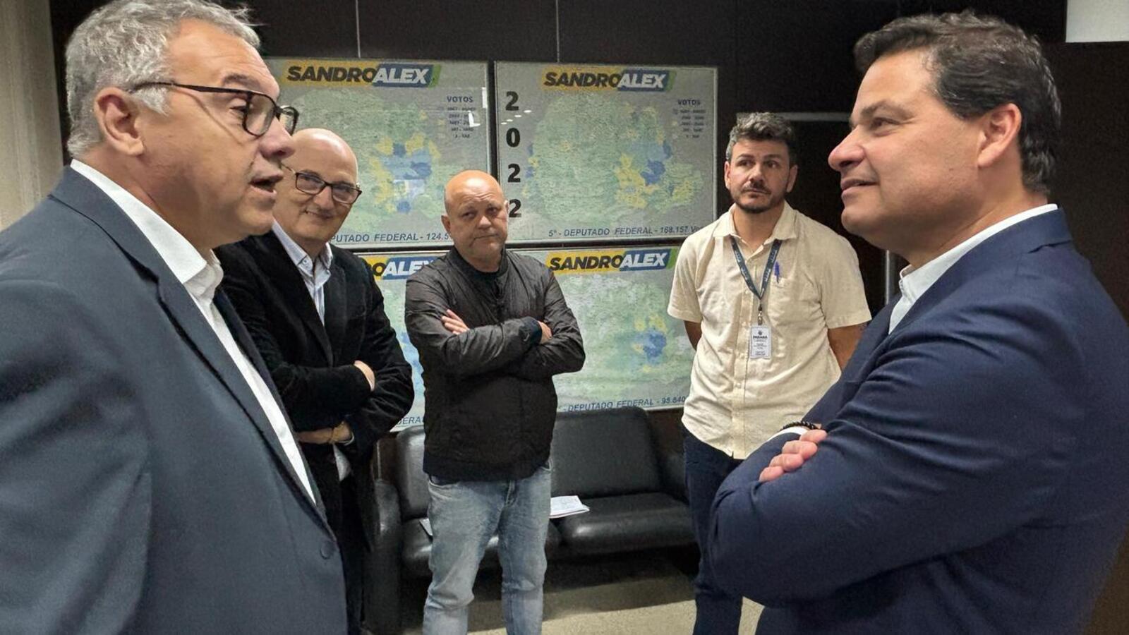 Mario Costenaro se reuniu com o secretário Sandro Alex nesta terça-feira (7), em Curitiba, para conferir o andamento de vários projetos estruturantes