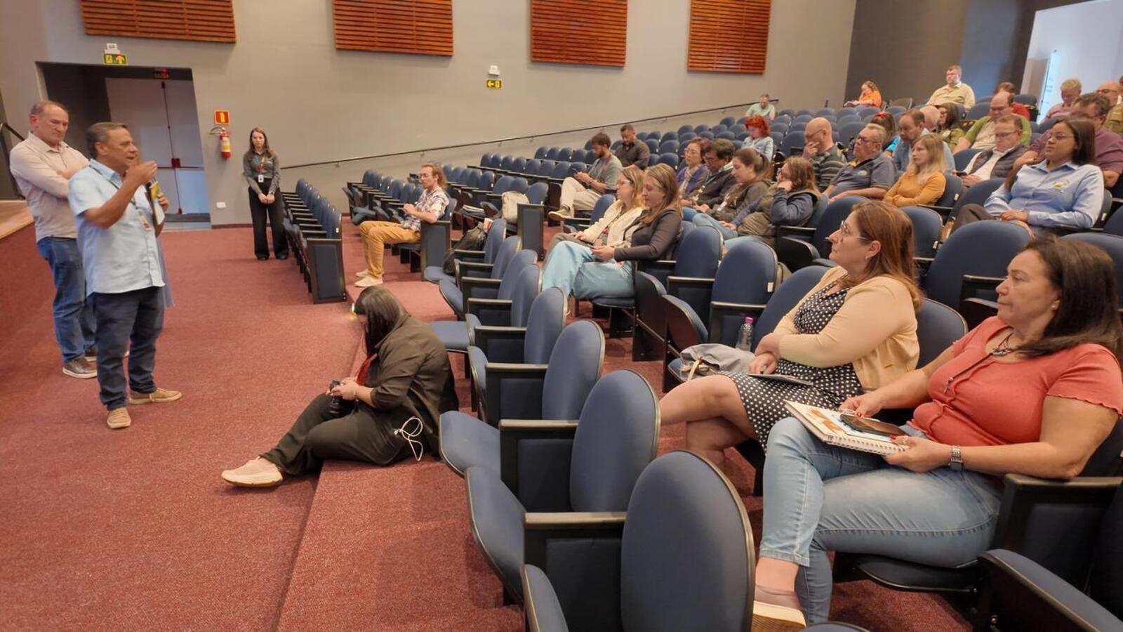 Vice-prefeito representou administração municipal na frente de honra de evento realizado na tarde desta quinta-feira (9) no auditório do câmpus local da Unioeste