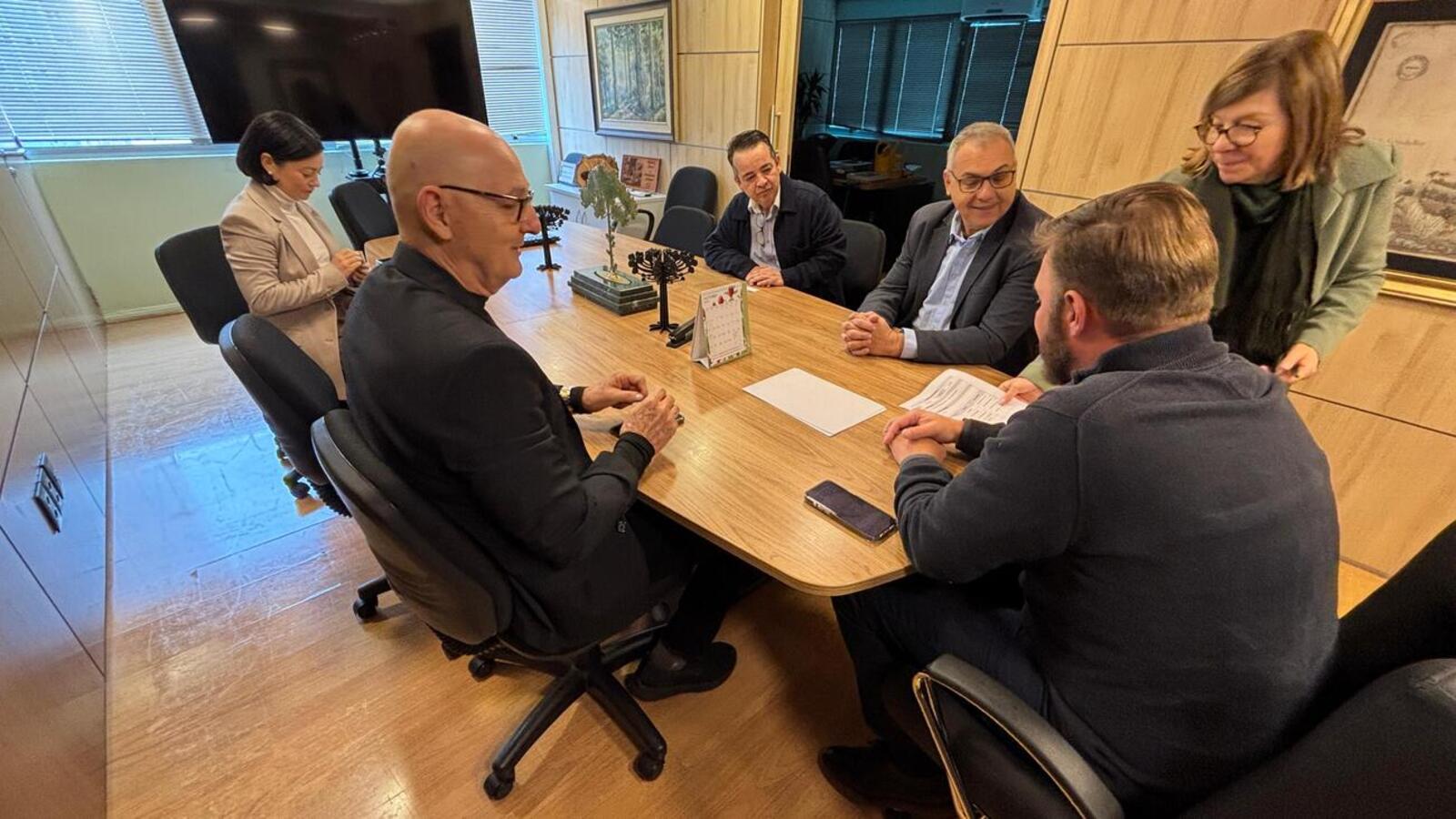 Prefeito Mario Costenaro se reuniu com diretores da Secretaria de Estado do Desenvolvimento Sustentável e do Simepar sobre proposta de parceria (Crédito: Márcio Pimentel/Secom)