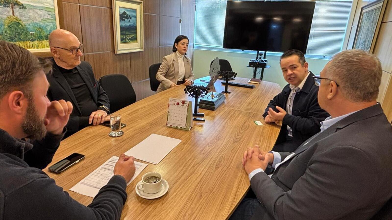 Prefeito Mario Costenaro se reuniu com diretores da Secretaria de Estado do Desenvolvimento Sustentável e do Simepar sobre proposta de parceria (Crédito: Márcio Pimentel/Secom)