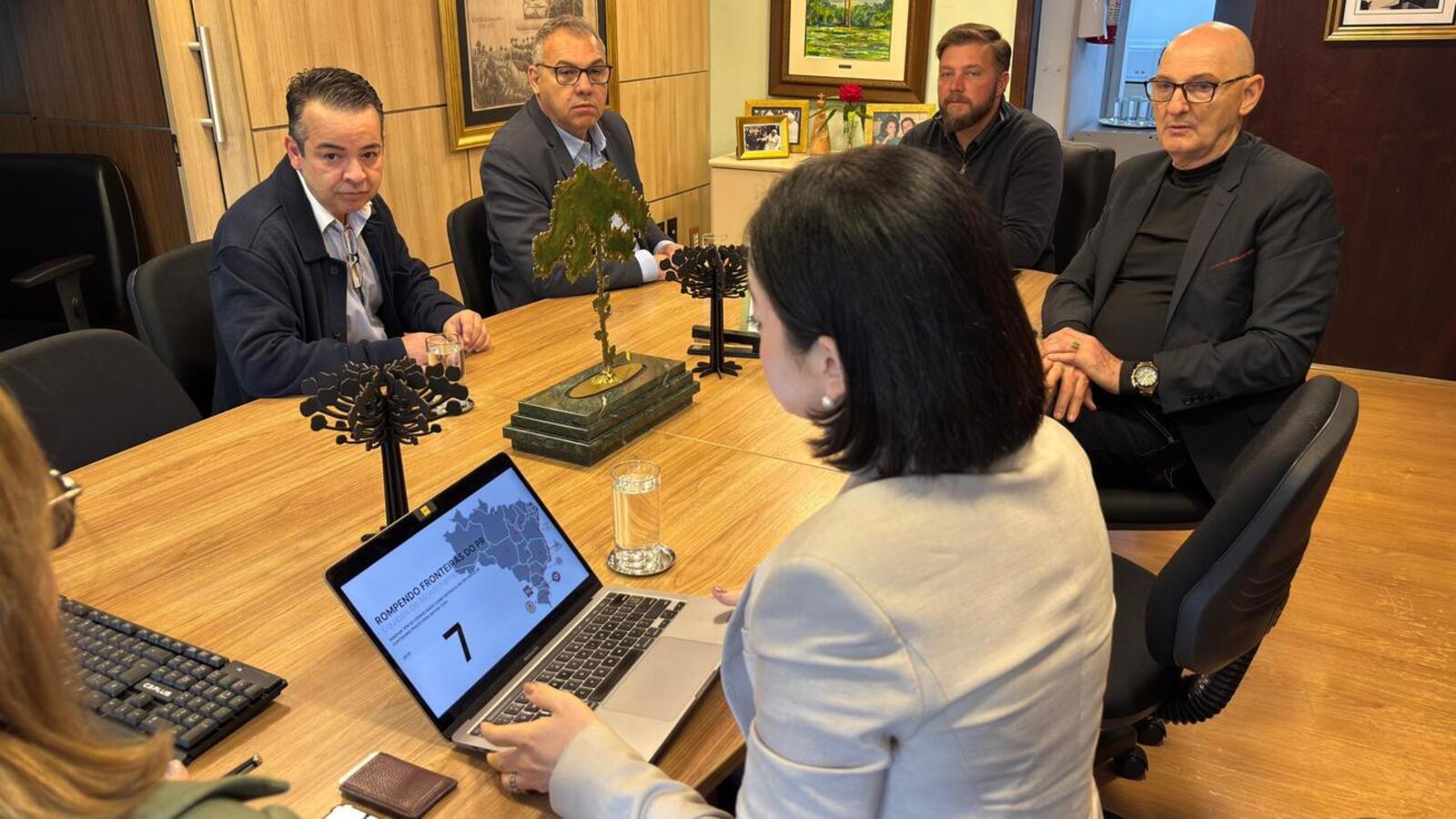 Prefeito Mario Costenaro se reuniu com diretores da Secretaria de Estado do Desenvolvimento Sustentável e do Simepar sobre proposta de parceria (Crédito: Márcio Pimentel/Secom)