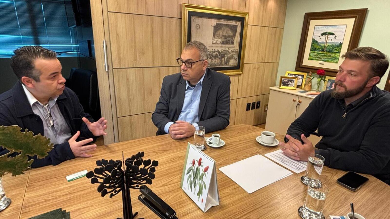 Prefeito Mario Costenaro se reuniu com diretores da Secretaria de Estado do Desenvolvimento Sustentável e do Simepar sobre proposta de parceria (Crédito: Márcio Pimentel/Secom)