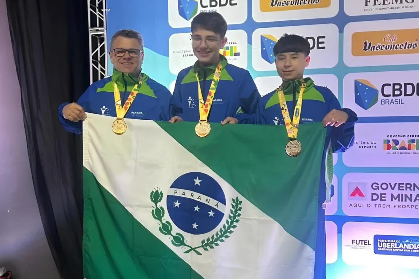 Ao lado do cascavelense Victor Antônio Coraça Dias, Gustavo Avelar, do Colégio João Cândido Ferreira, ficou em 2º lugar na competição masculina por duplas do tênis de mesa