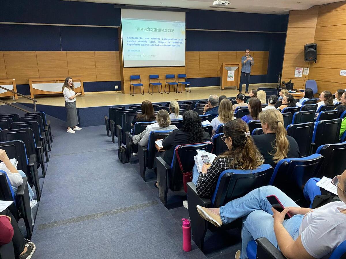 Na manhã desta quinta-feira (2) a Secretaria da Educação se reuniu com os diretores das escolas e Cmeis do município a fim de discutir e avaliar as ações do 2° quadrimestre de 2025