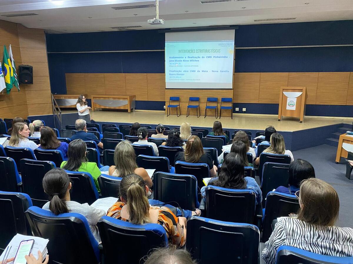 Na manhã desta quinta-feira (2) a Secretaria da Educação se reuniu com os diretores das escolas e Cmeis do município a fim de discutir e avaliar as ações do 2° quadrimestre de 2025