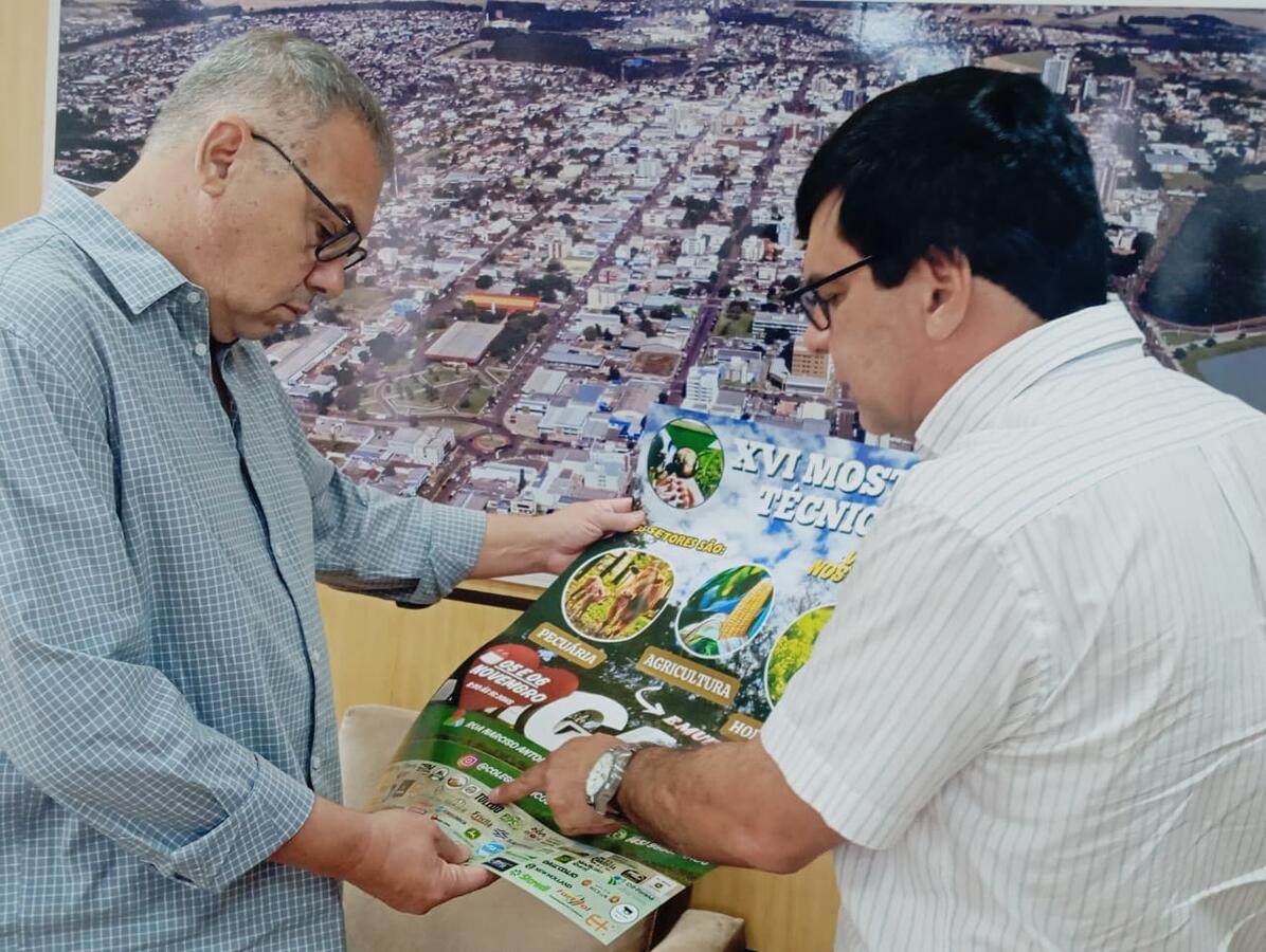 O diretor do Colégio Agrícola Estadual de Toledo, Gerson Boff, esteve na Prefeitura de Toledo nesta quarta-feira (15) para entregar um convite ao prefeito Mario Costenaro