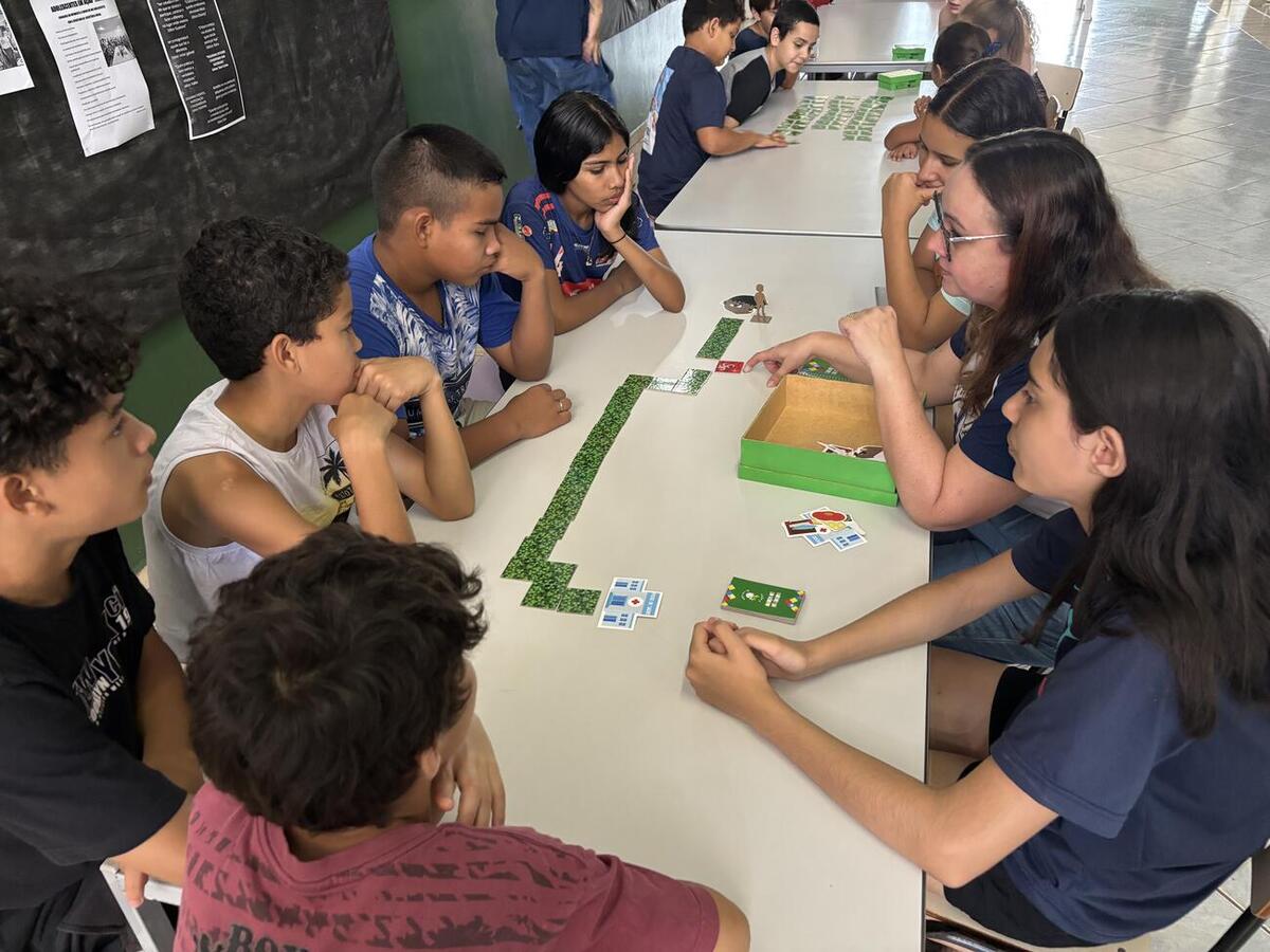 Ação utilizou jogos e brincadeiras para orientar crianças e adolescentes sobre prevenção de doenças