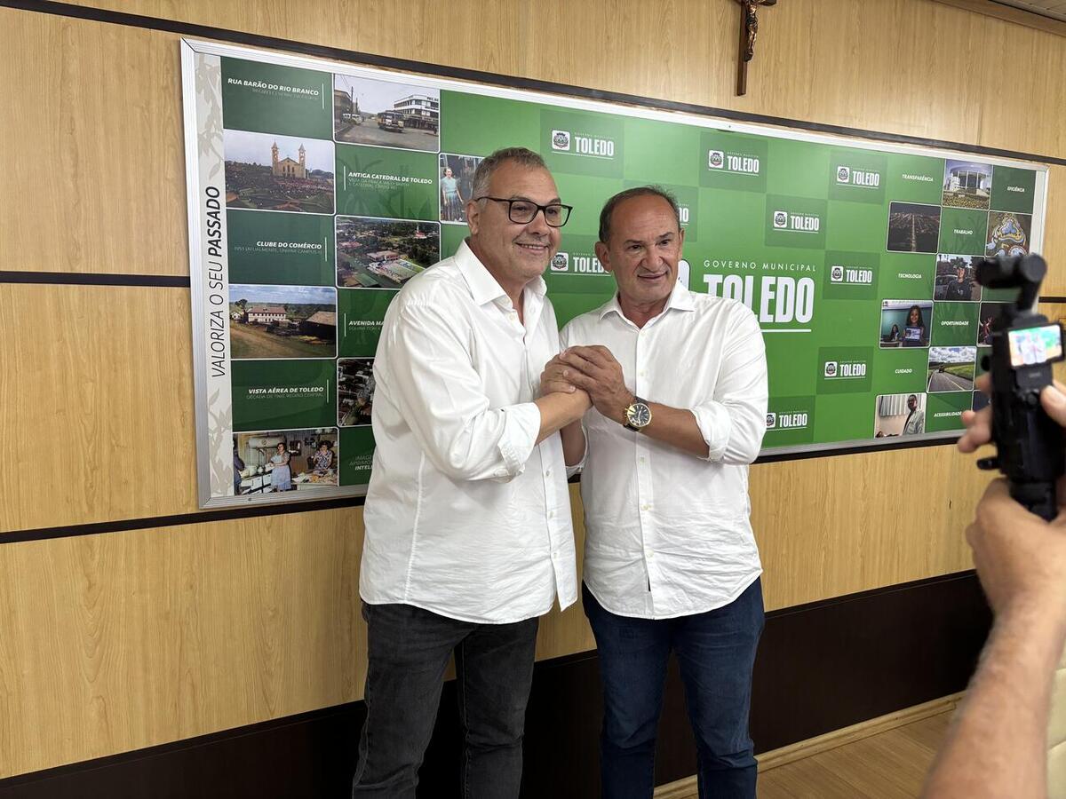 Mario Costenaro transmitiu o cargo ao vice-prefeito Lucio De Marchi em ato oficial realizado no gabinete nesta quinta (6)