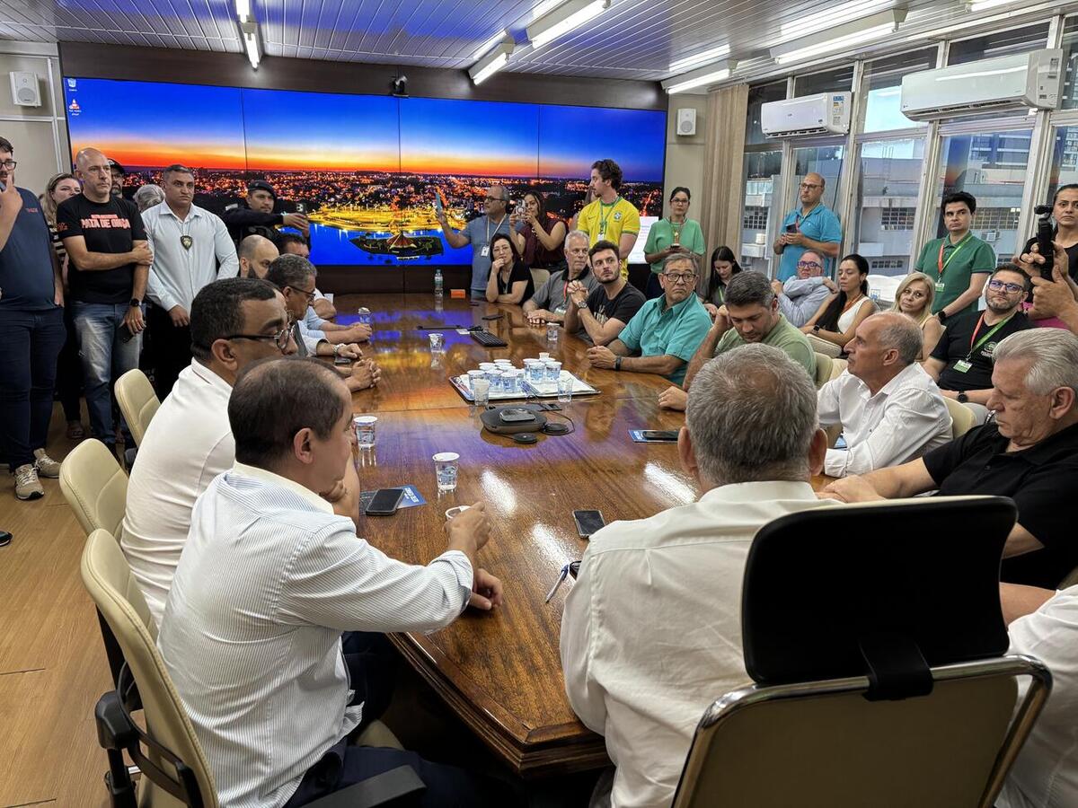 Mario Costenaro transmitiu o cargo ao vice-prefeito Lucio De Marchi em ato oficial realizado no gabinete nesta quinta (6)