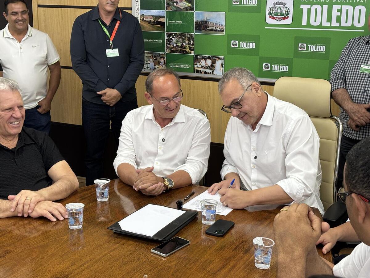 Mario Costenaro transmitiu o cargo ao vice-prefeito Lucio De Marchi em ato oficial realizado no gabinete nesta quinta (6)