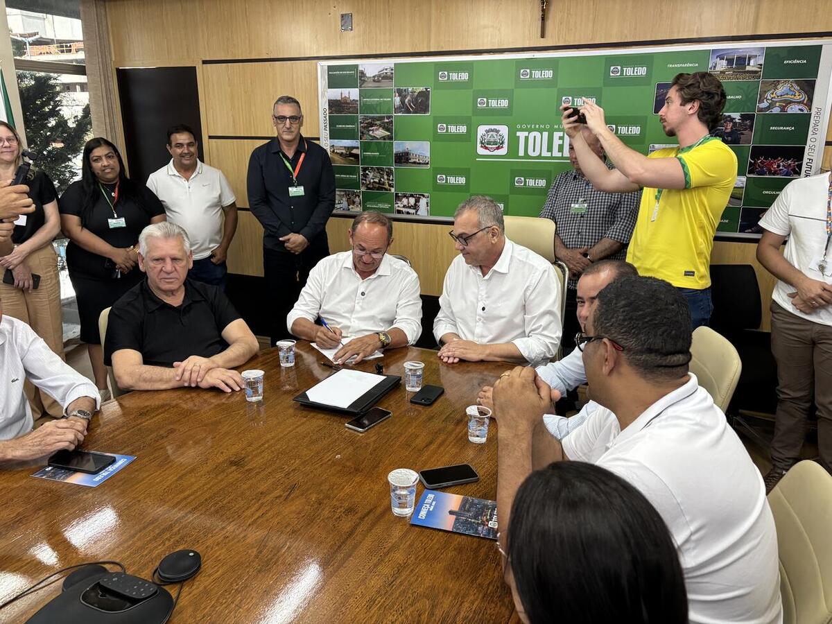 Mario Costenaro transmitiu o cargo ao vice-prefeito Lucio De Marchi em ato oficial realizado no gabinete nesta quinta (6)