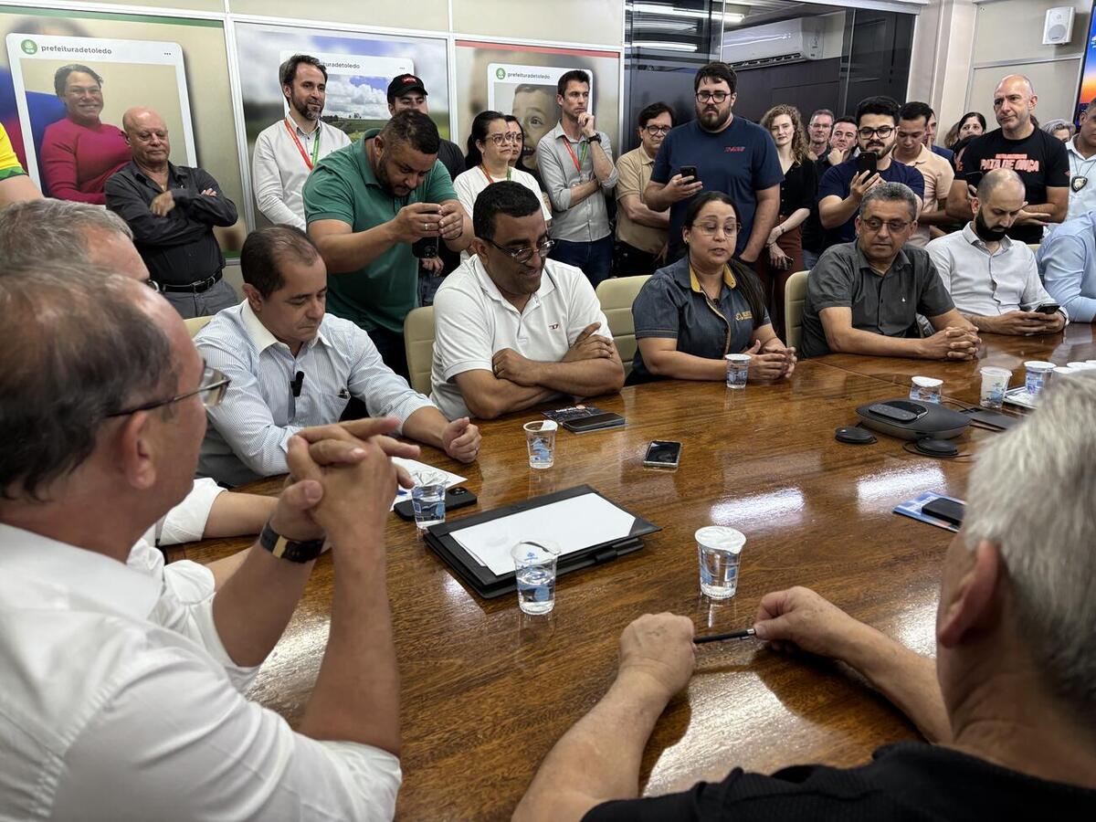 Mario Costenaro transmitiu o cargo ao vice-prefeito Lucio De Marchi em ato oficial realizado no gabinete nesta quinta (6)