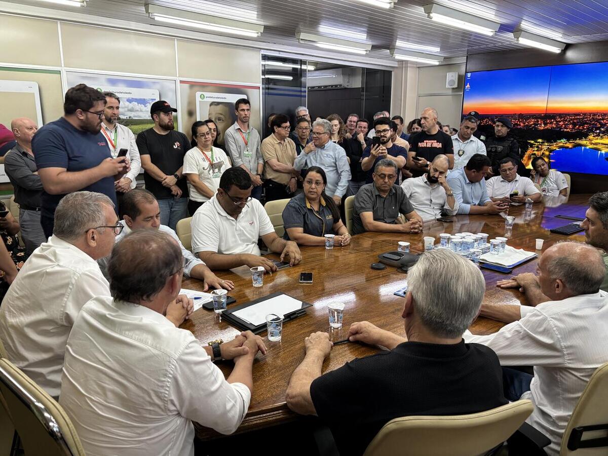 Mario Costenaro transmitiu o cargo ao vice-prefeito Lucio De Marchi em ato oficial realizado no gabinete nesta quinta (6)