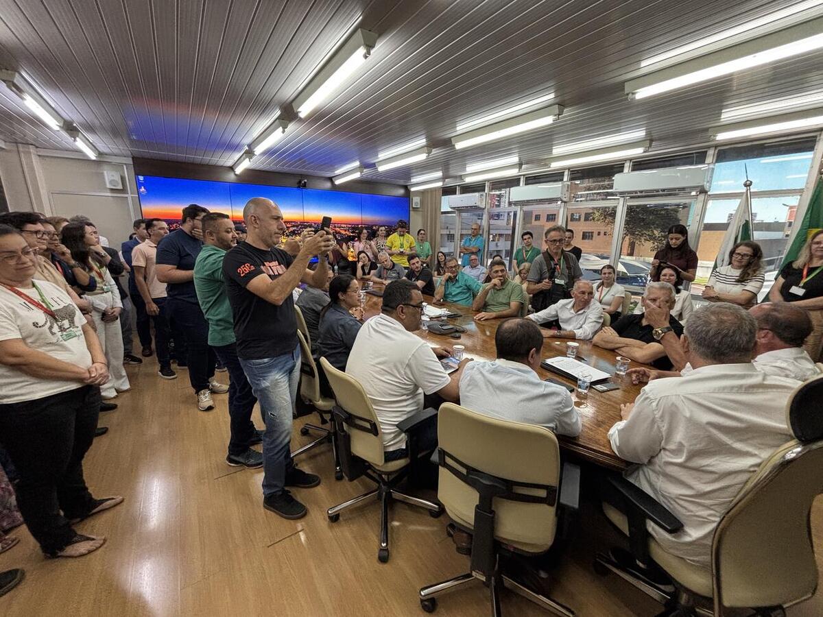Mario Costenaro transmitiu o cargo ao vice-prefeito Lucio De Marchi em ato oficial realizado no gabinete nesta quinta (6)
