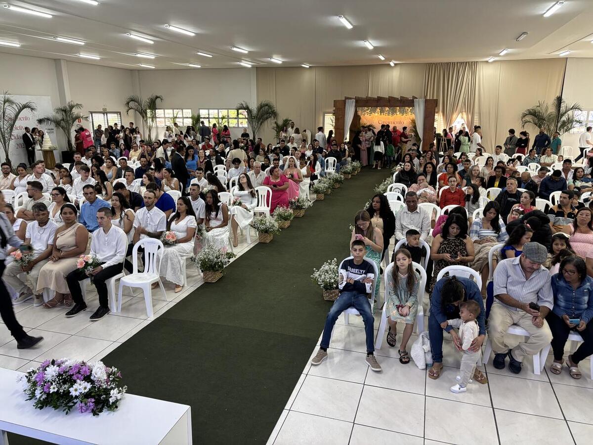 Evento oficializou a união dos casais diante do juiz de paz Juarez Polachini, do 3º Tabelionato de Notas e Registro Civil das Pessoas Naturais de Toledo