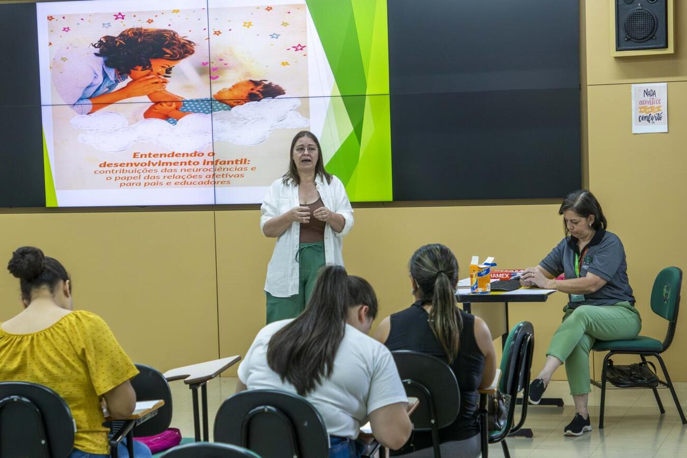 Secretaria de Assistência Social, juntamente com a Escola de Administração Pública de Toledo, realizaram um curso sobre a importância da estimulação precoce em crianças nas instituições de acolhimento