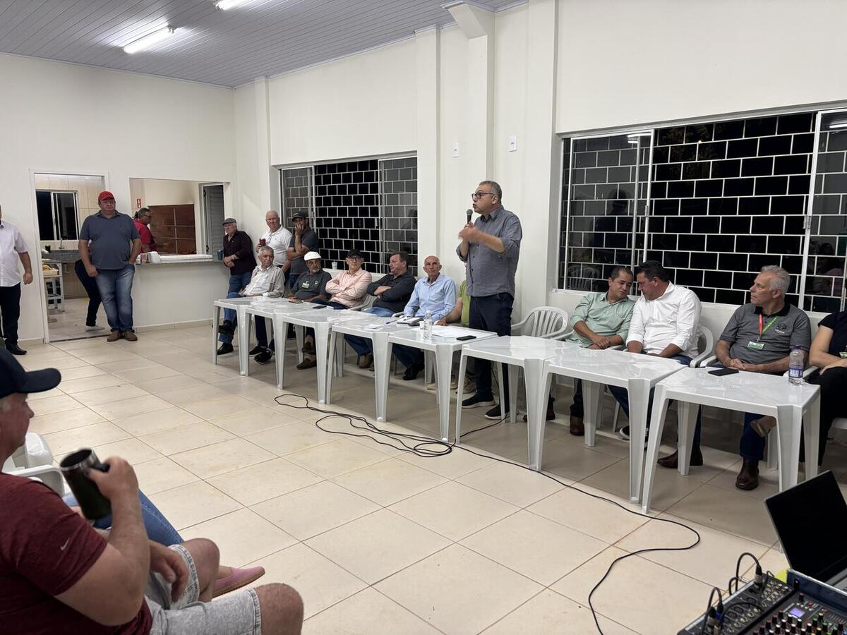 Foi realizada assinatura simbólica do decreto que cede terreno de 9 mil metros quadrados com campo de futebol e edificação na sexta-feira (31)
