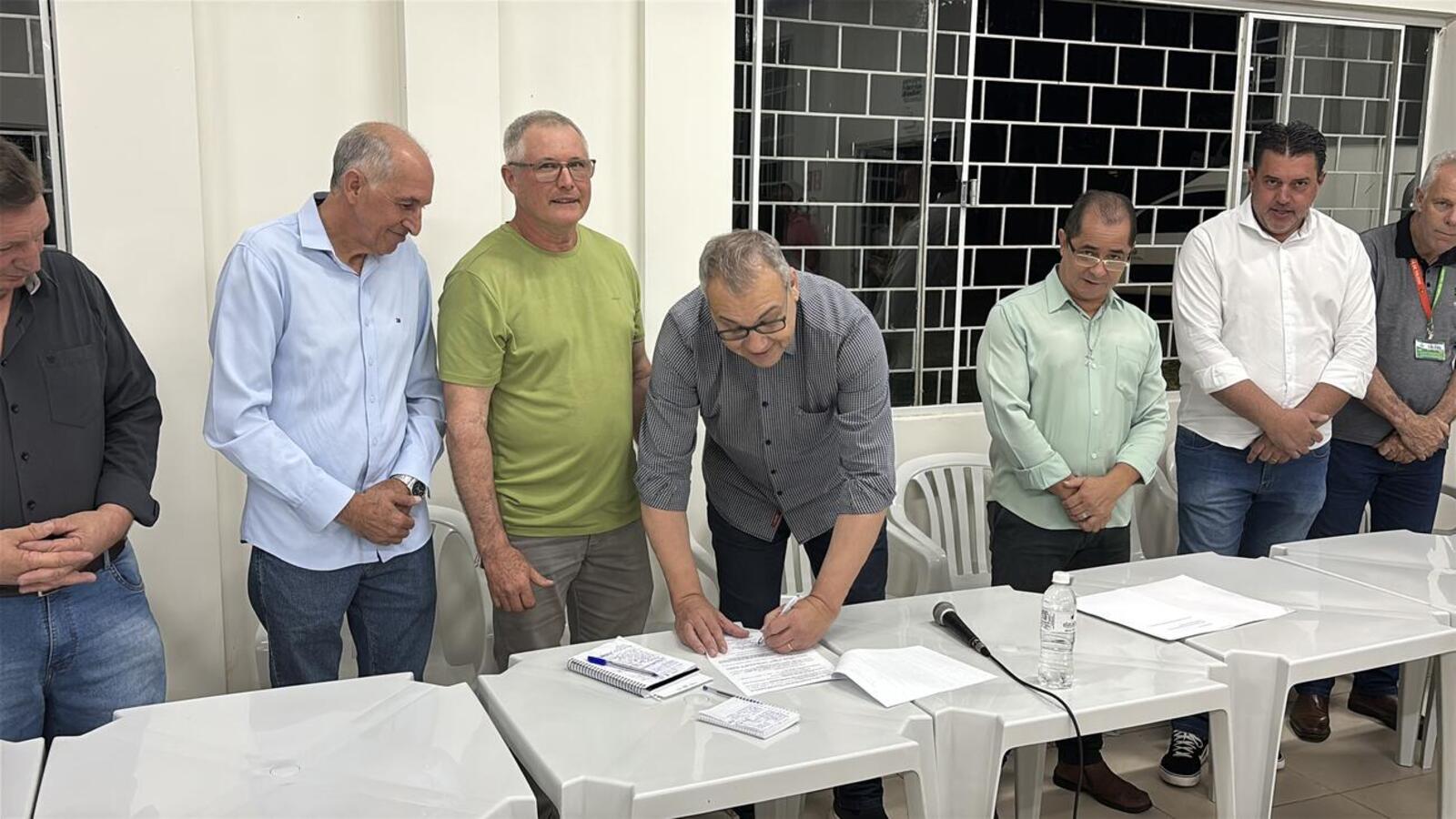 Foi realizada assinatura simbólica do decreto que cede terreno de 9 mil metros quadrados com campo de futebol e edificação na sexta-feira (31)