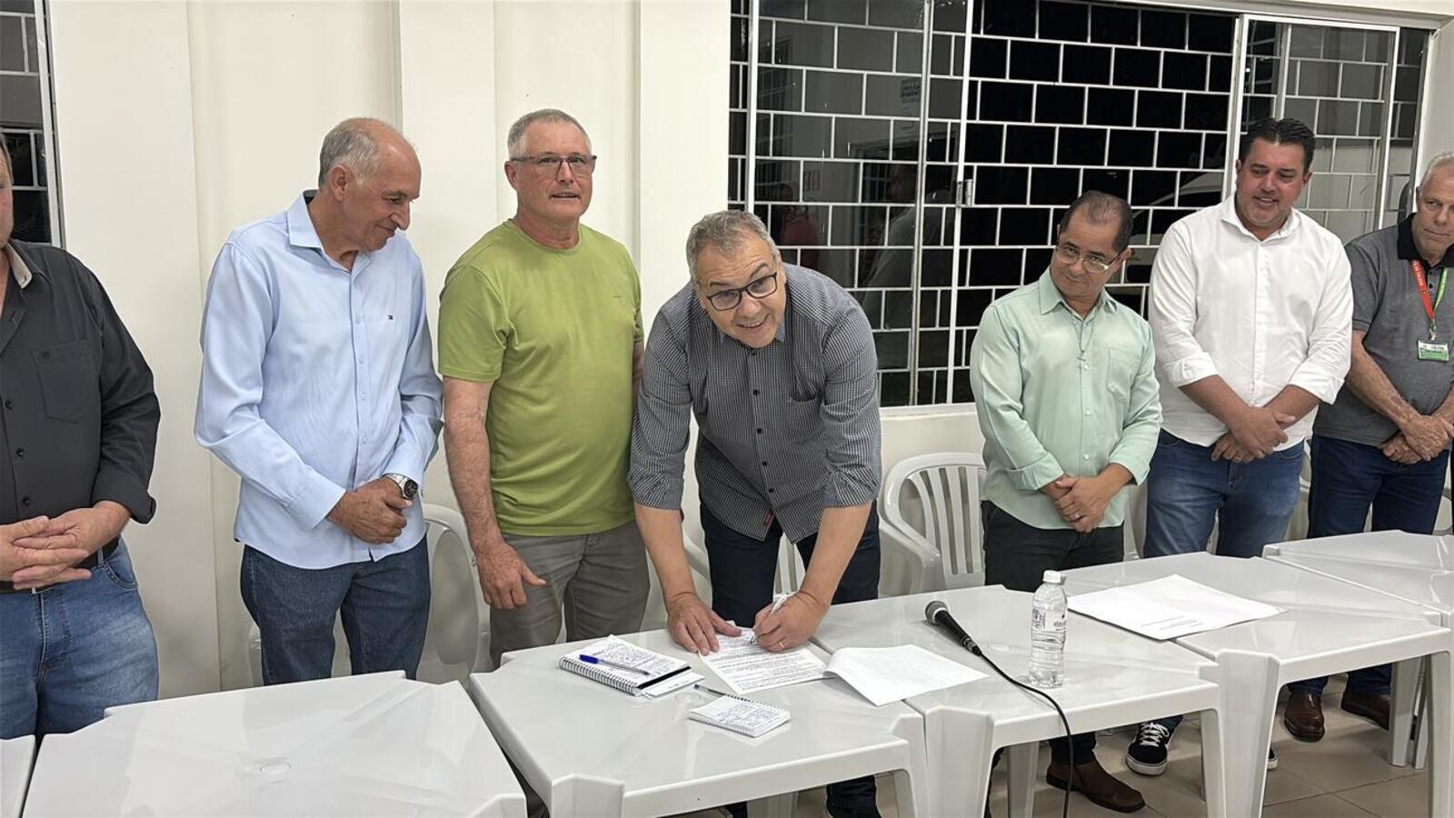 Foi realizada assinatura simbólica do decreto que cede terreno de 9 mil metros quadrados com campo de futebol e edificação na sexta-feira (31)