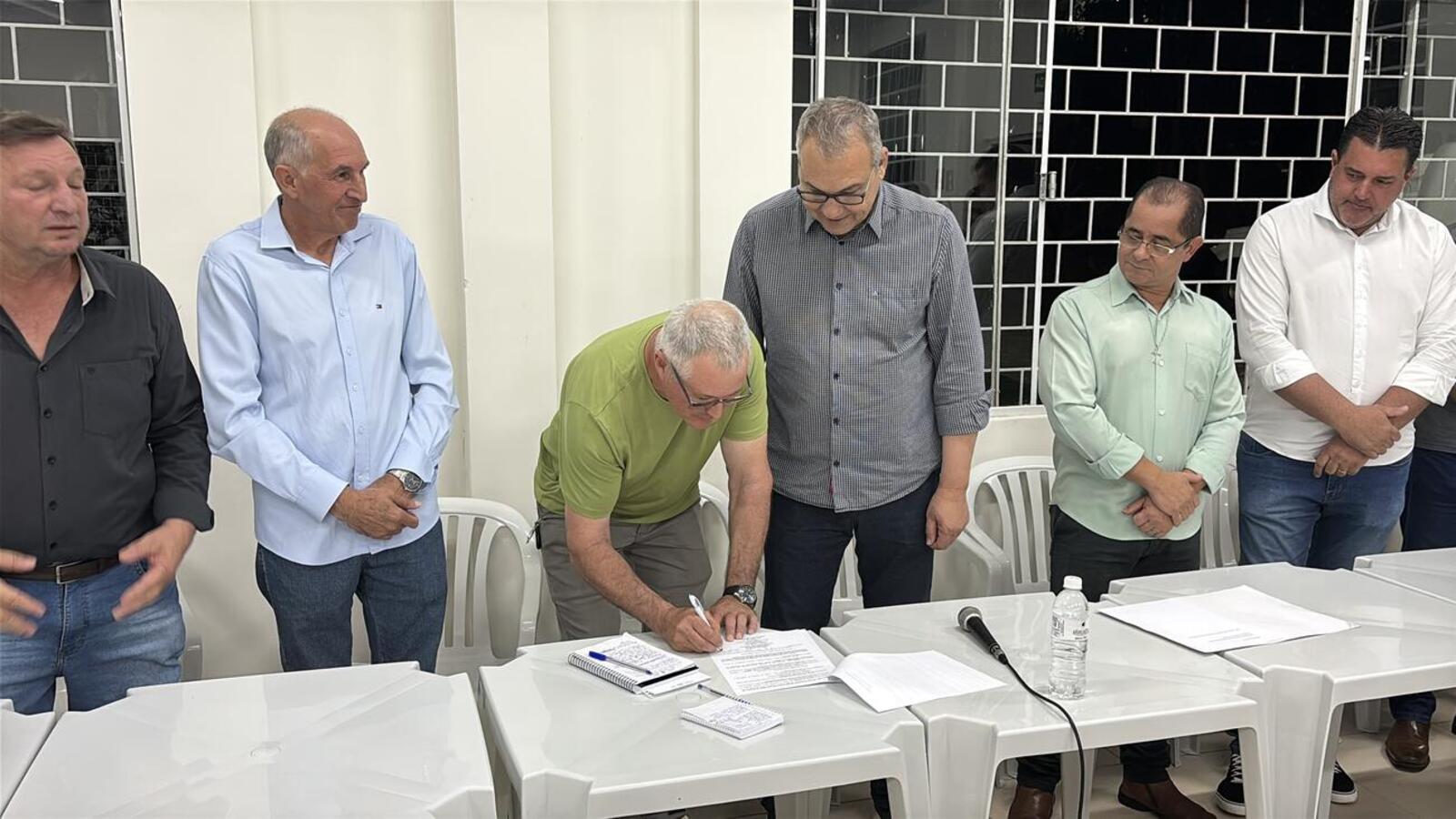 Foi realizada assinatura simbólica do decreto que cede terreno de 9 mil metros quadrados com campo de futebol e edificação na sexta-feira (31)