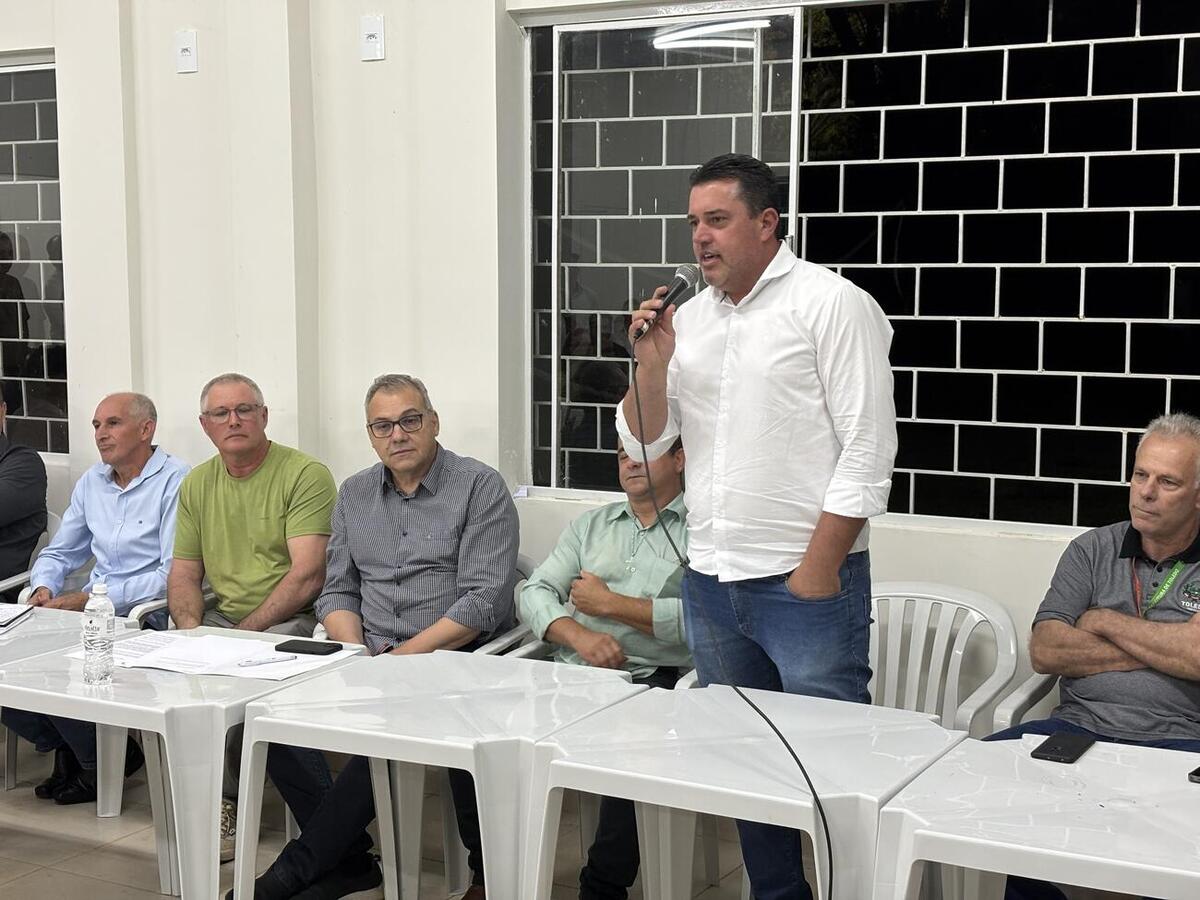 Foi realizada assinatura simbólica do decreto que cede terreno de 9 mil metros quadrados com campo de futebol e edificação na sexta-feira (31)