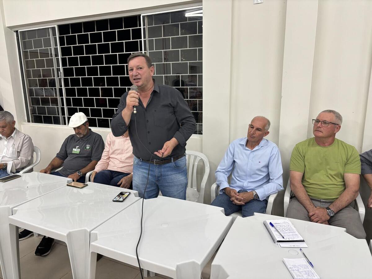 Foi realizada assinatura simbólica do decreto que cede terreno de 9 mil metros quadrados com campo de futebol e edificação na sexta-feira (31)