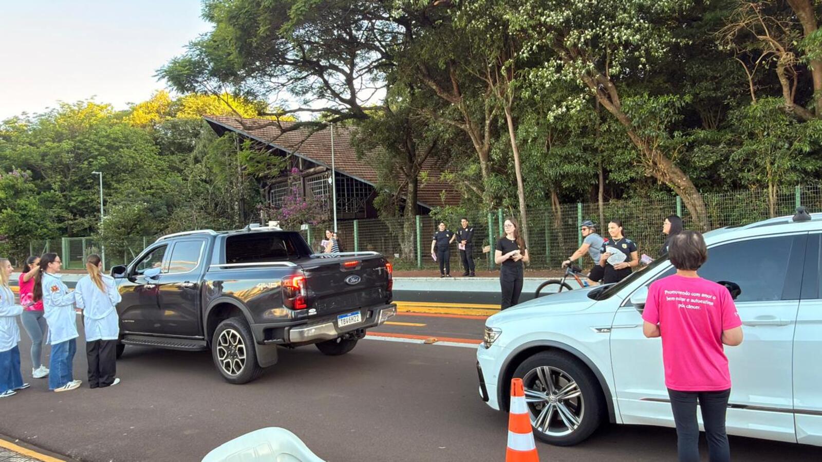 Ação reuniu secretarias municipais, forças de segurança e voluntários para orientar motoristas e pedestres sobre saúde, prevenção e combate à violência contra a mulher