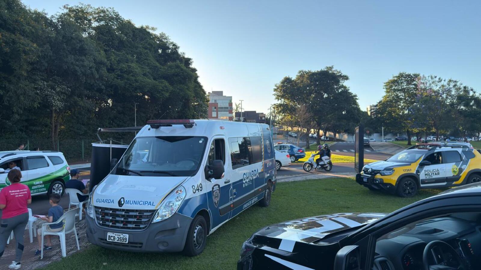 Ação reuniu secretarias municipais, forças de segurança e voluntários para orientar motoristas e pedestres sobre saúde, prevenção e combate à violência contra a mulher