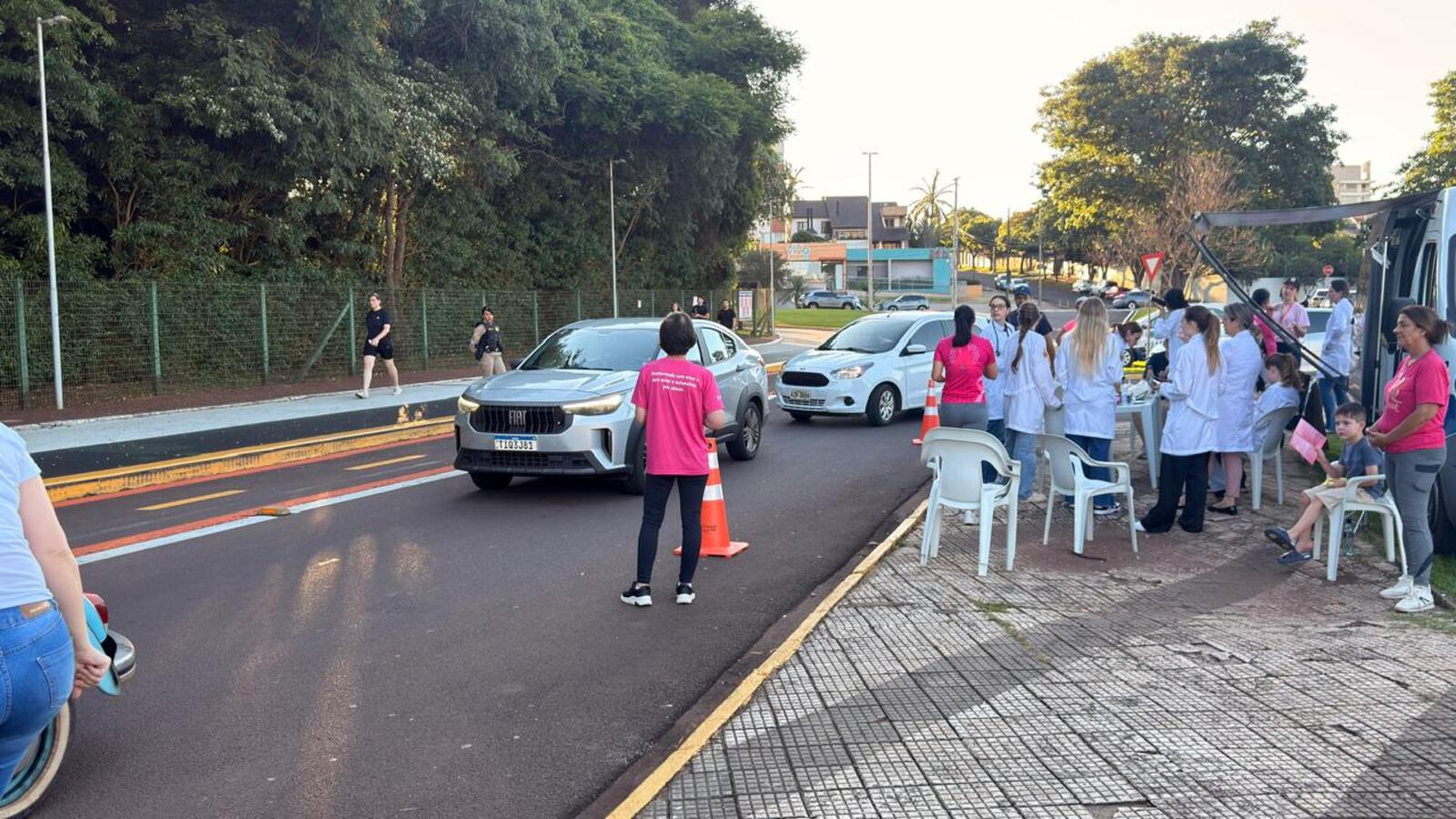 Ação reuniu secretarias municipais, forças de segurança e voluntários para orientar motoristas e pedestres sobre saúde, prevenção e combate à violência contra a mulher