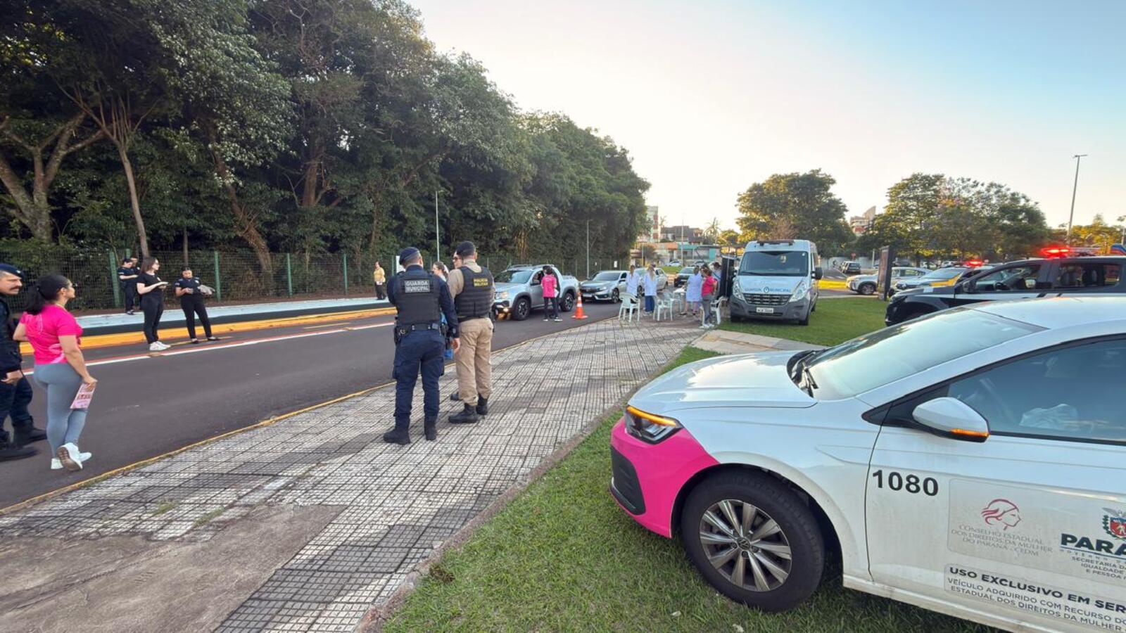 Ação reuniu secretarias municipais, forças de segurança e voluntários para orientar motoristas e pedestres sobre saúde, prevenção e combate à violência contra a mulher