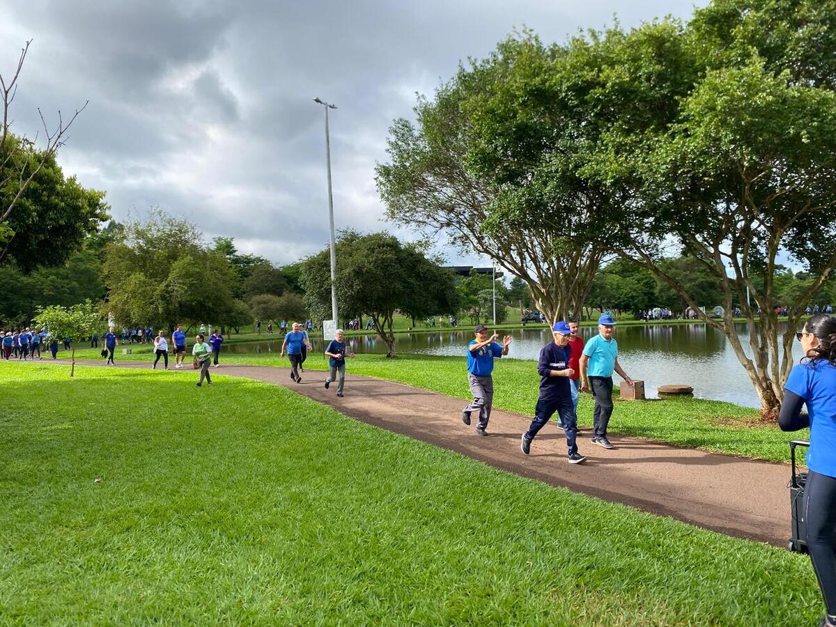 Na manhã desta terça-feira (18), idosos do Centro de Revitalização da Terceira Idade da Vila Pioneiro realizaram uma caminhada no Parque dos Pioneiros, em alusão ao novembro azul