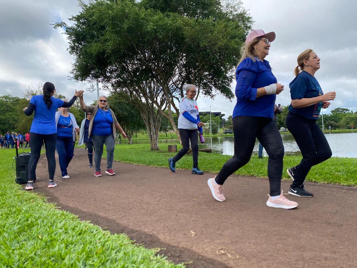 Na manhã desta terça-feira (18), idosos do Centro de Revitalização da Terceira Idade da Vila Pioneiro realizaram uma caminhada no Parque dos Pioneiros, em alusão ao novembro azul