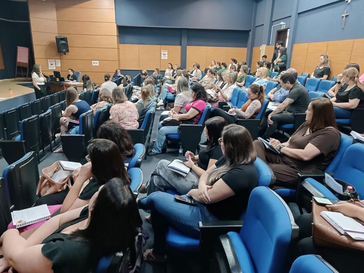 A Secretaria da Educação realizou uma reunião com diretores de Escolas Municipais e Centros Municipais de Educação Infantil (Cmeis) a fim de definir o calendário para 2026